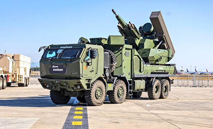 <p><strong>"GÖK VATAN"A GÜRZ KALKANI</strong></p>

<p>GÜRZ İnsansız Hava Savunma Sistemi, tanımlanan lokasyona uzak komuta istasyonu üzerinden uzak kontrolle veya içinde barındırdığı yapay zeka ile intikal edebilme yeteneğine sahip çok kısa menzilli hava savunma sistemi olarak dikkati çekiyor. GÜRZ, üzerinde bulunan çok kısa menzilli füzelerle 8 kilometreye kadar menzili dahilinde sabit ve döner kanatlı uçaklara, havadan karaya füzelere ve sınıf 2 İHA'lara karşı hava savunma görevini icra edebiliyor.</p>

<p> </p>
