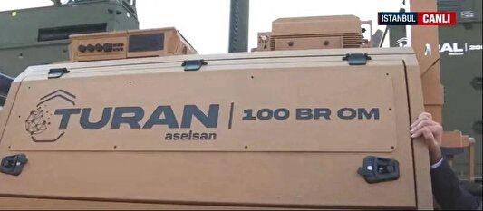 <p><strong>TURAN'LA KESİNTİSİZ HABERLEŞME</strong></p>

<p> </p>

<p>ASELSAN, fuarda ayrıca taktik sahada kesintisiz haberleşme sağlayan TURAN Sistemini katılımcıların beğenisine sundu. TURAN, taktik sahadaki birliklerin operasyonlarında ihtiyaç duyduğu tüm haberleşme hizmetlerini entegre sistem çözümüyle karşılıyor. TURAN, hareket halinde ve IP tabanlı haberleşme kabiliyetine sahip bulunuyor. İletişimi, uzun menzilli yüksek hızlı bağlantıları ve sağlam şifrelemeyi mümkün kılan TURAN, kusursuz koordinasyon sağlıyor.</p>
