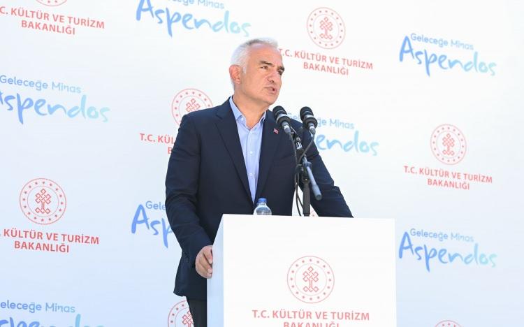 <p>Aspendos’taki çalışmaların yalnızca mevcut buluntularla sınırlı olmadığını vurgulayan Bakan Ersoy, mozaik ve renkli sıvalarla süslenmiş Roma villasında kazı ve onarım sürecinin devam ettiğini belirtti. Anıtsal Çeşme ve Su Kemerleri için hazırlanan restorasyon projelerinin ise onaylandığını ve uygulama aşamasına geçildiğini ifade etti.</p>
<p> </p>