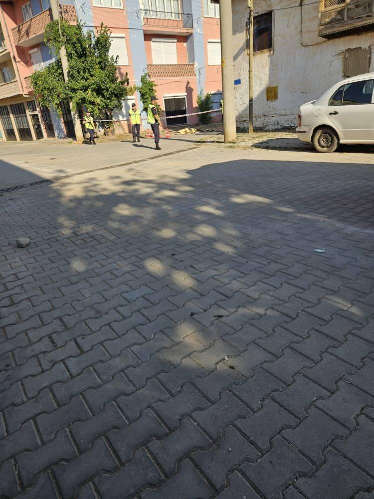 <p>Olay yerinde yaşamını yitiren Osman Karaalp’in cansız bedeni olay yerindeki incelemelerin ardından Adli Tıp Kurumu Denizli Grup Başkanlığı Morgu'na kaldırıldı.</p>