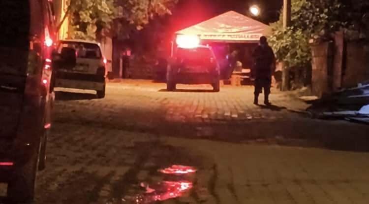 <p>O sırada zihinsel sorunları da bulunduğu öğrenilen Osman Karaalp, yol kenarındaki odun yığınları arasından eline aldığı bir odun ile dayısı Ramazan G., ile yengesi Elif G.’yi darbetmeye başladı. </p>
