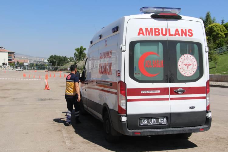 <p><span style="color:#A52A2A"><strong>AĞIR YARALANAN KADIN HASTANEYE KALDIRILDI </strong></span></p>
<p><strong>Kavgada ağır yaralanan Elif G. ise ambulansla hastaneye kaldırıldı.</strong> Tavas Devlet Hastanesinde ilk müdahalesi tamamlanan Elif G., Denizli’ye sevk edildi.</p>