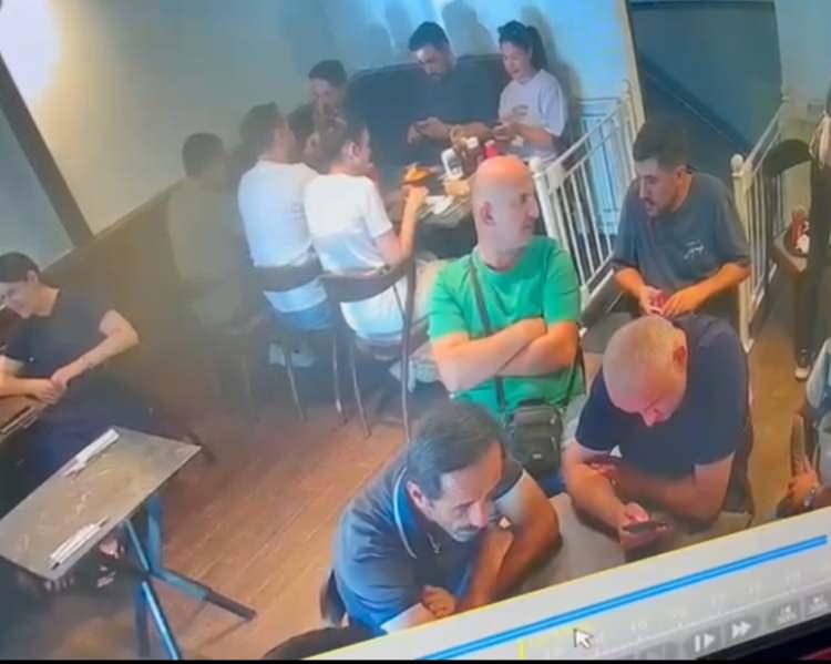 <p>Berat T., polise tanımadığı şebeke üyelerinin kendisine bu işi yaparsa 5 bin lira vereceklerini söylediklerini, kendisinin de teklifi kabul ettiğini belirtti. Şüphelilerin bu sayede 9 kişiyi 3 milyon lira dolandırdığı ortaya çıktı.</p>
<p> </p>