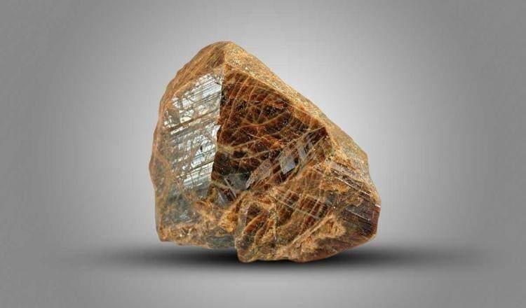 <p><span style="color:#B22222"><strong>NEDİR BU TORYUM?</strong></span></p>

<p> </p>

<p>Thorium adı verilen bu element, ilk kez 1828 yılında İsveçli bilim insanı Jons Jakob Berzelius tarafından tanımlandı. <strong>Hafif derecede radyoaktif özellik gösteren toryum, doğada uranyuma göre üç kata kadar daha fazla bulunuyor.</strong></p>

