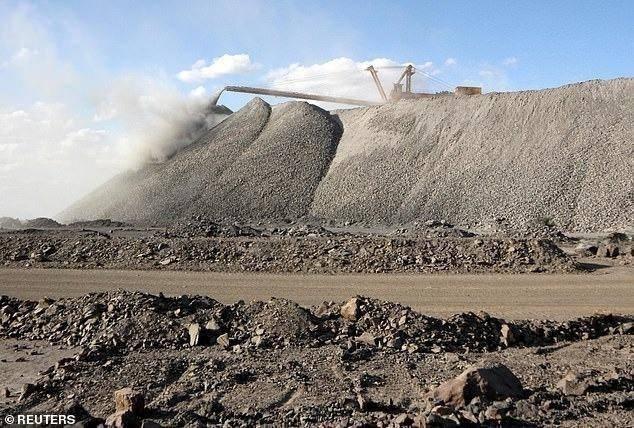 <p>&Ccedil;in, fosil yakıtlara olan bağımlılığı bitirebilecek yeni bir n&uuml;kleer enerji kaynağı keşfettiğini duyurdu. Pekin&rsquo;deki jeologlar, İ&ccedil; Moğolistan&rsquo;daki Bayan Obo maden kompleksinde b&uuml;y&uuml;k miktarda toryum bulunduğunu a&ccedil;ıkladı.</p>

<p>&nbsp;</p>

<p><strong>Bilim insanları, bu rezervin tam kapasiteyle işletilmesi halinde &Ccedil;in&rsquo;in enerji ihtiyacını &ldquo;neredeyse sonsuza kadar&rdquo; karşılayabileceğini belirtiyor.</strong></p>

<p>&nbsp;</p>

<p>D&uuml;ş&uuml;k radyoaktif seviyeye sahip olan toryum, erimiş tuz reakt&ouml;rlerinde kullanılarak b&uuml;y&uuml;k miktarda enerji &uuml;retebiliyor. &Ccedil;in, 2029&rsquo;da faaliyete ge&ccedil;mesi beklenen d&uuml;nyanın ilk toryum bazlı n&uuml;kleer santralini Gobi &Ccedil;&ouml;l&uuml;&rsquo;nde inşa ediyor.</p>
