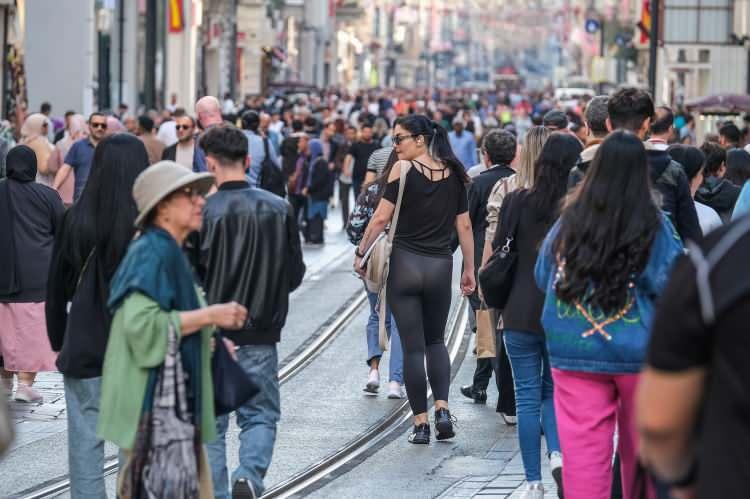<p> Nüfus projeksiyonları incelendiğinde, TÜİK'in düşük ihtimalli senaryosuna göre 2100 yılında nüfusumuz 54 milyona, BM'nin düşük ihtimalli senaryosuna göre 38 milyona, çok düşük ihtimalli senaryoya göre 25 milyona kadar gerileyecek" şeklinde konuştu.</p>