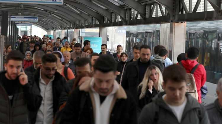 <p>Ebeveyn ile komşu anne arasında ücret, saat, yemek ve tatil günleri gibi konuları belirleyen yazılı sözleşme yapılacak. Bakıcılar aracılığı ile çocuk bakımının ev ortamında nitelikli gerçekleştirilmesini sağlayacak yeni sistem, bir alternatif olarak sunulacak" dedi.</p>
