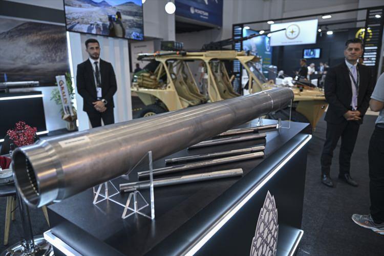<p>Dırama, ilk olarak 20 mm döner tamburalı ve gaz tepmeli bir top sistemini ürettiklerini anımsatarak, bu yolculukta orta kalibre namlu üretiminde bir fırsat olduğunu görerek o alana yoğunlaştıklarını anlattı.</p>

<p> </p>

