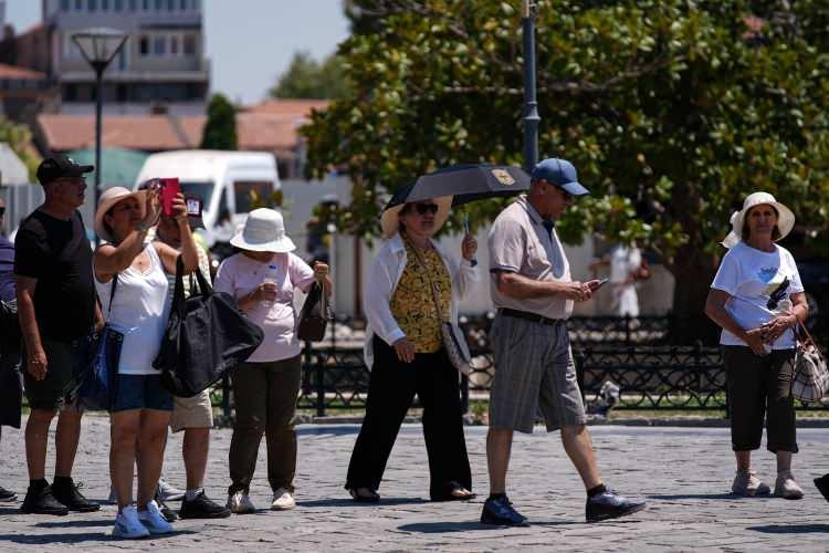 <p>Türkiye, Afrika kaynaklı iki sıcak hava dalgası nedeniyle zor günler geçiriyor. </p>
<p> </p>