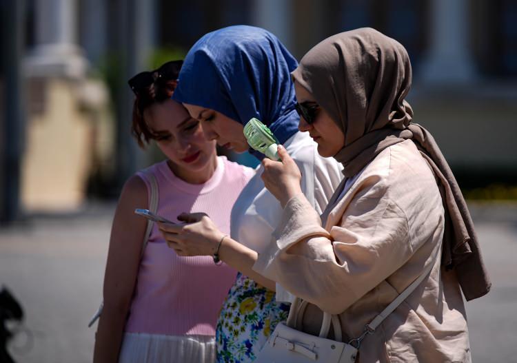 <p>Birçok bölgede sıcaklıklar mevsim normallerinin üzerinde seyrederken, İstanbul’da da öğle saatlerinde sıcaklık bazı ilçelerde 40’ın üzerine çıktı. </p>