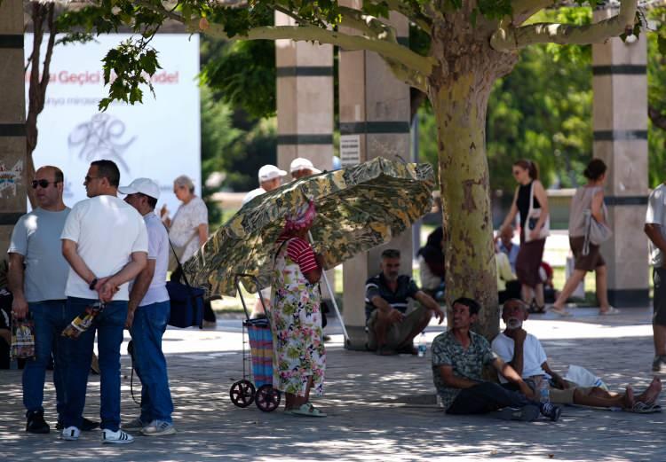 <p>İBB Afet İşleri Dairesi Başkanlığı Afet Koordinasyon Merkezi (AKOM) tarafından yapılan açıklamada da vatandaşların hafta sonuna kadar sürecek sıcak havalarda dikkatli olması konusunda uyarı yapıldı.</p>

<p> </p>
