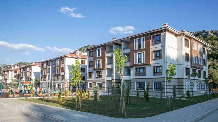 <p><span style="color:#B22222"><strong>2: Gayrimenkul Sertifikasını Nasıl ve Ne Zaman Alabilirim?</strong> </span></p>

<p> </p>

<p><strong>Yatırım Hesabı Açılır:</strong> Konsorsiyum liderleri Halk Yatırım, Ziraat Yatırım ve Vakıf Yatırım ya da diğer bankalar ile yetkili aracı kurumlar üzerinden yatırım hesabı oluşturulur. </p>

<p><strong>Proje Bilgileri ve Tarihler Takip Edilir:</strong> Sertifika ihracına konu olan proje, sertifika kodu <em>(ISIN kodu)</em> ve talep toplama tarihleri kamuoyuna duyurulur. </p>

<p><strong>Talep Toplama Dönemi: </strong>4-8 Ağustos 2025 tarihleri arasındaki talep toplama süresi içerisinde, yatırımcılar yatırım hesapları üzerinden Borsa İstanbul’da sertifika alım işlemini gerçekleştirir. </p>

<p><strong>Serbest Alım-Satım:</strong> 11 Ağustos 2025 tarihinden itibaren, sertifikalar Borsa İstanbul’da işlem görmeye başlar. Bu tarihten sonra yatırımcılar, sertifikaları istedikleri zaman alıp satabilir, diledikleri an nakde çevirebilir. </p>
