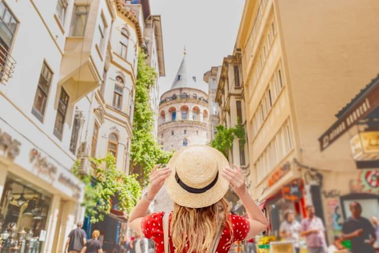 <p><span style="color:#B22222"><strong>- Beyoğlu</strong></span></p>
<p> </p>
<p><strong>H</strong>ava sıcaklığı 26,3, hissedilen sıcaklık 31,1 iken, nem oranı yüzde 97'yi buldu.</p>