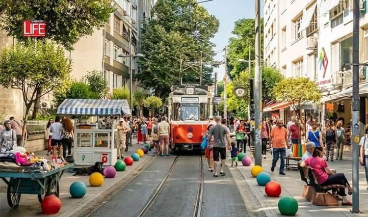 <p><strong><span style="color:#B22222">- Kadıköy'de</span>,</strong> hava sıcaklığı 27,3, hissedilen sıcaklık 30,6, nem oranı da yüzde 78 olarak kaydedilirken,</p>

<p> </p>

<p><span style="color:#B22222"><strong>-Kağıthane'de</strong> </span>hava sıcaklığı 26,2, hissedilen sıcaklık 30,8, nem oranı da yüzde 97'yi buldu.</p>

<p> </p>

<p><strong><span style="color:#B22222">-Kartal'da</span> </strong>hava sıcaklığı 26,8, hissedilen sıcaklık 29, nem oranı da yüzde 71 ölçüldü.</p>
