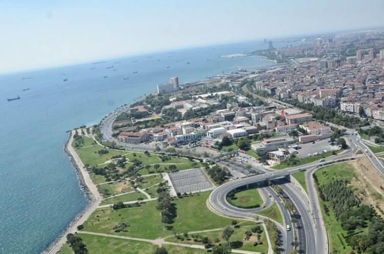 <p><span style="color:#B22222"><strong>BAKIRKÖY</strong></span></p>
<p> </p>
<p>Gözde semtlerden biri olan Bakırköy, Bizans’ın son döneminde “Uzunköy” anlamına gelen “Makrohori” adıyla, daha sonra “Makriköy” olarak anılmaya başlandı. Bunun yanında 1925’te ulusal sınırlar içindeki yabancı kaynaklı adların değiştirilmesiyle ise Atatürk’ün isteğiyle şimdiki adına kavuştu.</p>
