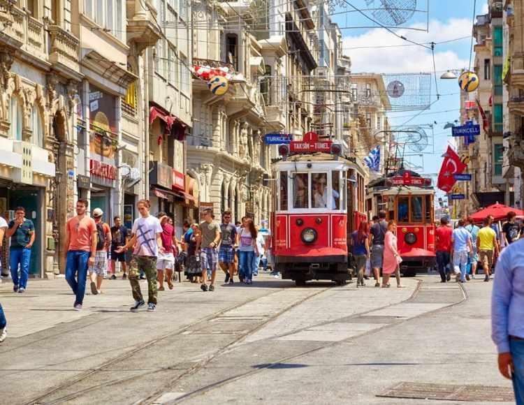 <p><span style="color:#B22222"><strong>TAKSİM</strong></span></p>
<p> </p>
<p>Turistlerin gözde yerlerinden biri olan Taksim, yüz binlerce kişiyi ağırlıyor. 1. Mahmut döneminde yapılmış olan meydanın köşesindeki sivri kubbeli yapıdan adını alıyor. Bu yapının ismi ise kente ilk defa kuzey ormanlarından su getirilip, suların taksim edildiği yer olarak bilinen “Maksem”den geliyor.</p>