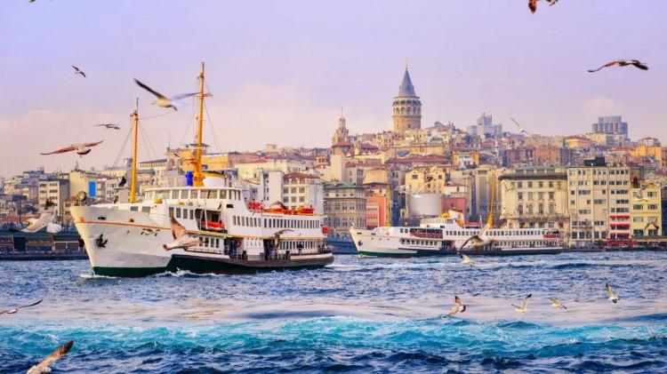 <p><span style="color:#B22222"><strong>EMİNÖNÜ</strong></span></p>
<p> </p>
<p>Çok bilinen, çok ziyaretçi çeken bir diğer semt ise Eminönü. Sahil kenarı, balıkçıları, pazarlarıyla keyifli zaman geçirilen bu ilçenin ismi, Fatih Sultan Mehmet döneminden itibaren “Gümrük Eminliği” binası bulunduğu için “Eminlik Önü” diye anılıyordu. Ancak daha sonra semtin adı zamanla bugünkü haline dönüştü.</p>