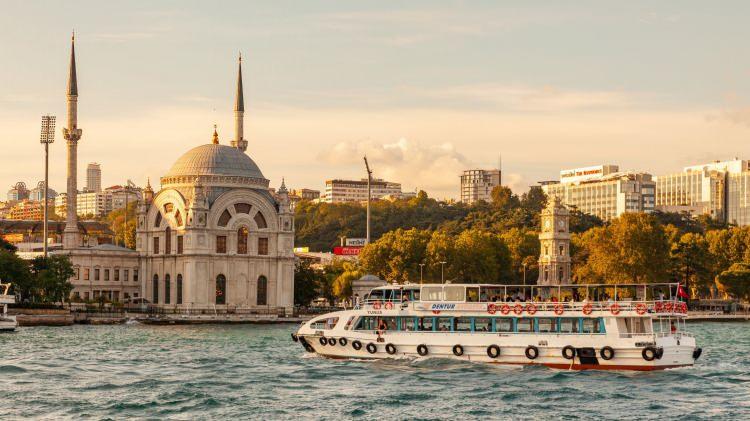 <p><span style="color:#B22222"><strong>KABATAŞ</strong></span></p>

<p> </p>

<p>Kabataş, yıldırım düşmesi sonucu Güngörmez Kilisesinin havaya uçan taşlarından birinin buraya düşmesinden geliyor.</p>
