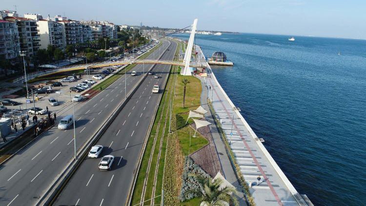 <p><span style="color:#B22222"><strong>GÖZTEPE</strong></span></p>
<p> </p>
<p>Göztepe ise 1329'da bölgede bir Ahi tekkesi kurulmuş, burada Bizans'ı gözleyen ve devlete bilgi aktaran dervişlere de 'Gözcü Babalar' denmiştir. Bunlardan biri olan Gözcü Baba'nın burada gönüllü olmasından dolayı bölgeye 'Gözcü Baba Tepesi' denmiş, zamanla Göztepe halini almıştı.</p>