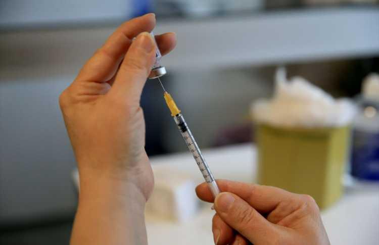 <p>Stanford Üniversitesi'nden üç araştırmacı tarafından yürütülen çalışmada, kurtarılan hayatların yüzde 90'ının 60 yaş ve üstü kişilerde olduğu ve yüzde 82'sinin Covid-19 testi pozitif çıkmadan önce yapılan aşılar sayesinde olduğu belirtildi.</p>
<p> </p>