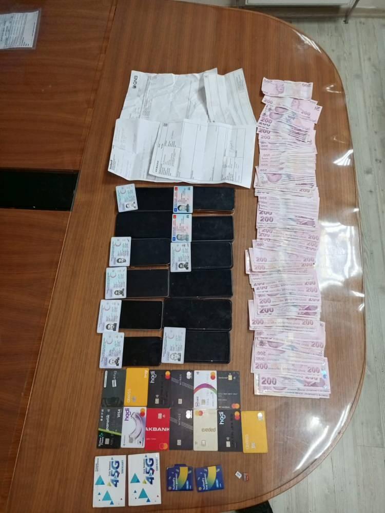 <p> Mağdurların telefonlarındaki mobil bankacılık uygulaması üzerinden çok sayıda para transferi yapıldığı, şüphelilerin kendi hesaplarına aktardıkları paraların ise, ATM'den çekildiği tespit edildi. Mağdurların paralarının bir kısmının mobil bankacılık üzerinden şüphelilerin kripto hesaplarına aktarıldığı da ortaya çıktı.</p>
<p> </p>