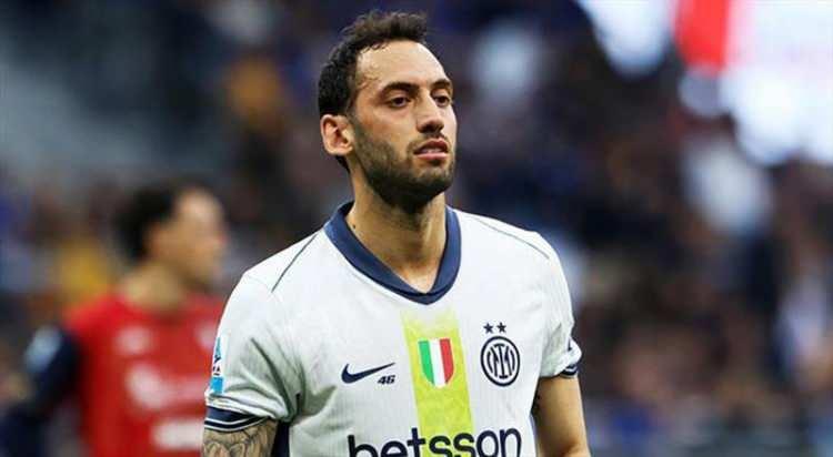 <p>Galatasaray sonrası Fenerbahçe'nin bir numaralı hedefi haline gelen Hakan Çalhanoğlu'nda transfer planları suya düştü. <br />
<br />
Milli yıldız Inter'de kalacağını açıkladı.</p>