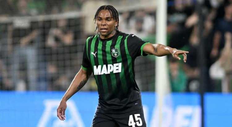 <p>Fenerbahçe kanat transferi için Sassuolo'dan Armand Lauriente ile ilgileniyor.<br />
<br />
Sarı-lacivertliler resmi teklifini birkaç gün içinde sunacak.<br />
<br />
(FOTOMAÇ)</p>

