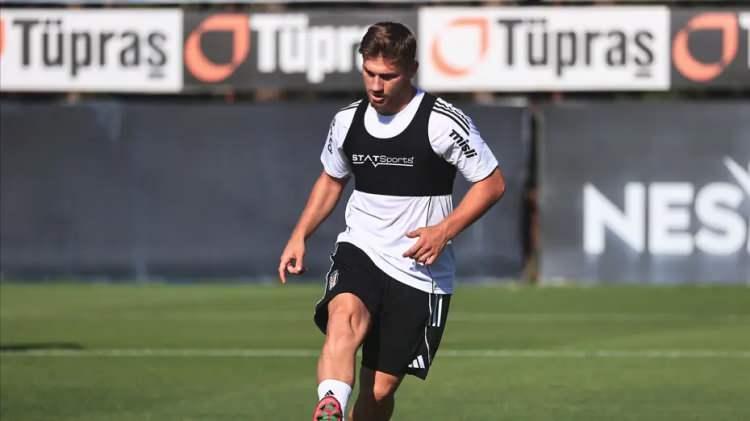 <p>Cagliari, Semih Kılıçsoy'un transferinin en kısa sürede bitirmek istiyor.<br />
<br />
İtalyan ekibi 12 milyon euro satın alma opsiyonunun bulunduğu bir teklif yaptı.<br />
<br />
(MİLLİYET)</p>
