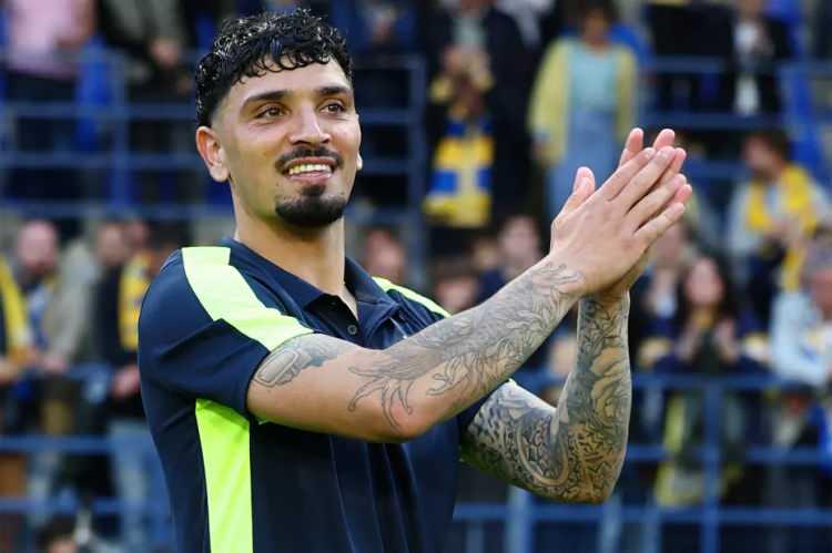 <p>İspanya LaLiga takımlarından Valencia, Cameron Puertas transferinden çekildi.<br />
<br />
Trabzonspor, Pueartas için kulübü Al-Qadsiah'tan onay bekliyor.<br />
<br />
(FOTOMAÇ)</p>
