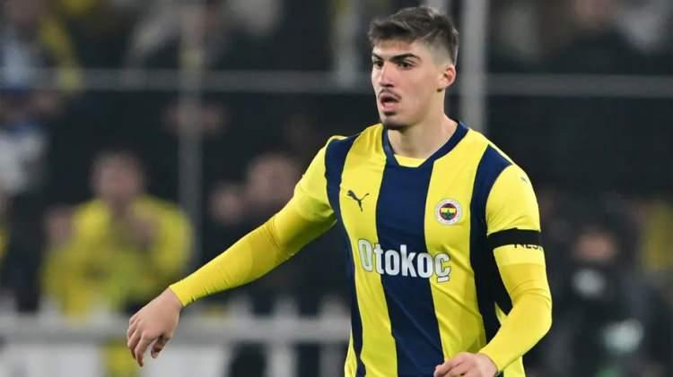 <p>İtalya Serie A takımlarından Bologna, Yusuf Akçiçek'i transfer etmek için harekete geçti.<br />
<br />
Ancak Jose Mourinho, ayrılığa onay vermedi ve genç futbolcunun planları arasında yer aldığını yönetime iletti.<br />
<br />
(FANATİK)</p>
