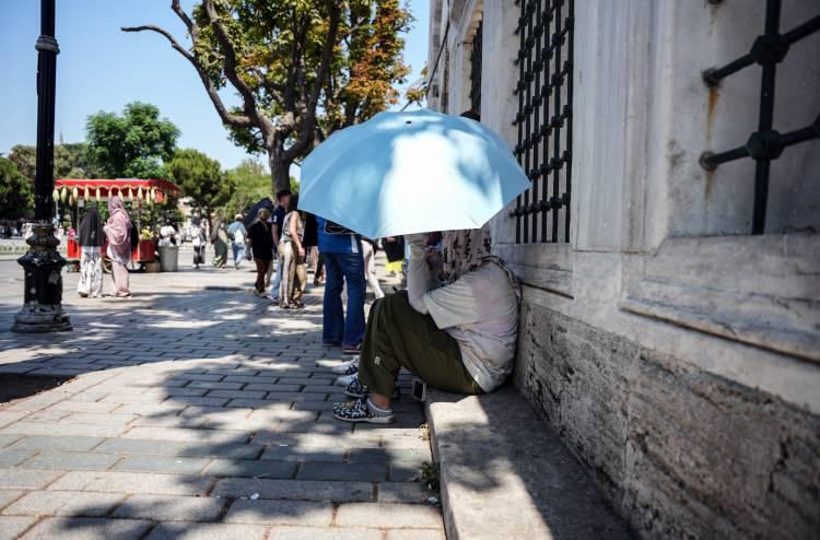 <p>Termometreler 42 dereceye yaklaşırken, artan nem oranı da eklenince özellikle turistler için açık havada gezmek neredeyse dayanılmaz hale geldi.</p>

<p> </p>
