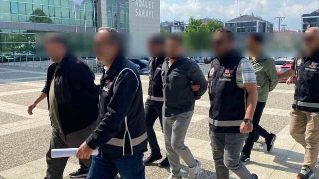 <p>İddianamede, şüpheli İlhan Bahadır'a yönelik yapılan değerlendirmede ise Bahadır'ın, Maydonoz Döner'in Bayrampaşa, Çekmeköy, Kartal ve Maltepe şubelerinin resmi ortağı olduğu, KHK ile TRT'den ihraç edildiği ve 2018'de "FETÖ/PDY silahlı terör örgütüne üye olmak" suçundan takipsizlik kararı verildiği kaydedildi.</p>
