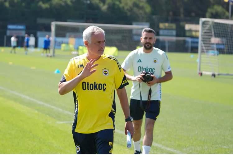 <p><strong>"Fenerbahçe, Feyenoord'u geçemedi. Ligde 2-3 maç, ağustos ayında herhangi bir puan kaybı sonrası ne başkan ne yönetim ve Mourinho da kalmaz."</strong></p>