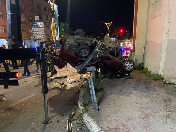 <p>Sürüklenip, takla atan otomobildeki sürücü Y.C. ile E.Y., Y.K., Fatih Aslan (19) ve Ömer Beyan (24) yaralandı.</p>