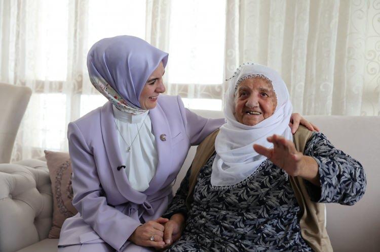 <p><span style="color:#A52A2A"><strong>"DUAMI ALDIN YA, ARTIK YORULMAZSIN"</strong></span></p>
<p>Bakan Göktaş’ı görünce sevinç yaşayan Raife Erdem, <strong>"Sen beni sevindirdin ve duamı aldın ya, artık yorulmazsın." </strong>diyerek Bakan Göktaş'a sarılıp öptü. </p>