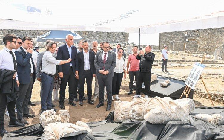 <p>Aspendos’un Roma mirasını gelecek kuşaklara taşıyacak kapsamlı kazı, restorasyon ve ışıklandırma çalışmalarına dikkat çeken Bakan Ersoy, “Aspendos’un üzerinden çağların örtüsünü kaldırmakta, geçmişi bugüne taşımakta ve koruyup muhafaza ederek geleceğe bir miras olarak bırakmak üzere bu harika kenti hazırlamaktayız” dedi.</p>
<p> </p>