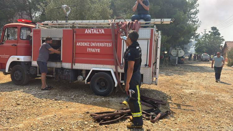 <p>Antalya'nın Aksu, Muratpaşa ve Manavgat ilçelerindeki ormanlık alanda çıkan yangınlar kontrol altına alındı, Gazipaşa'daki yangında ise söndürme çalışması devam ediyor.</p>