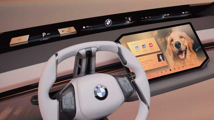 <p>BMW’nin yeni X5 modeli üzerindeki örtü yavaş yavaş kalkarken, iç mekanın sırları da açığa çıkıyor. Önümüzdeki yıl tanıtılacak 2027 model X5, Panoramic iDrive iç mekan sistemi ile gelecek. </p>
