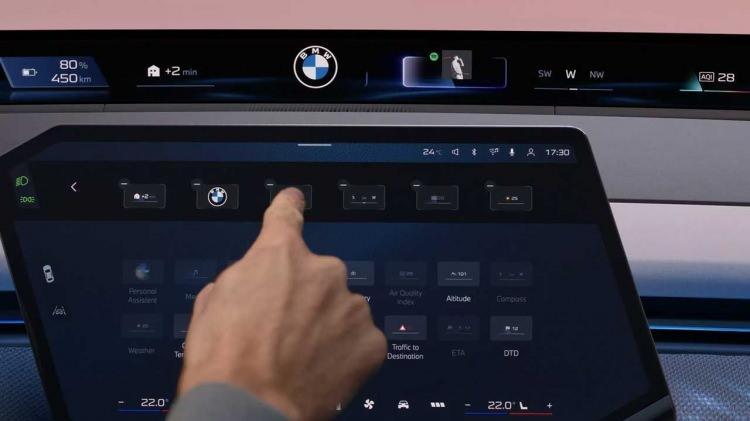 <p>Henüz iç ekran, otomobil prototip aşamasında olduğu için kaba gibi görünüyor. Ancak BMW, daha önce bu sistemin nasıl olacağını detaylı olarak paylaşmıştı. Üç bölüme ayrılan yeni iç Panoramic iDrive sisteminde sürücünün önünde dijital bir gösterge paneli bulunuyor. </p>