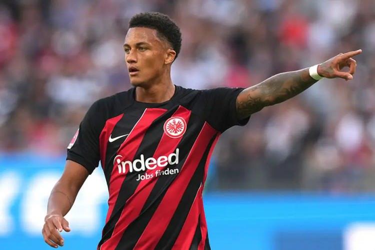<p>Beşiktaş, Eintracht Frankfurt'ta forma giyen Brezilyalı sağ stoper Tuta'yı kadrosuna katmak için girişimlere başladı. Siyah beyazlılar resmi teklif sürecine girmeye hazırlanıyor.<br />
<br />
(FANATİK)</p>