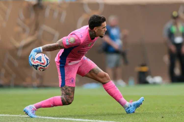 <p>Galatasaray, Manchester City'nin kalecisi Ederson'u transfer etmek için girişimlerini hızlandırdı.<br />
<br />
Oyuncunun menajeriyle sözlü anlaşma sağlandı, City ile resmi görüşmeler devam ediyor.<br />
<br />
(FANATİK)</p>
