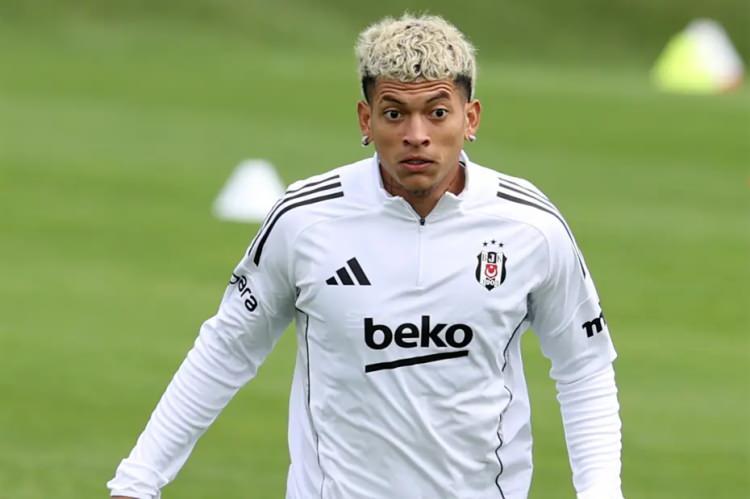 <p>Beşiktaş'ta forma şansı bulamayan Elan Ricardo için kiralama teklifleri gelmeye başladı.<br />
<br />
Ricardo ile Rio Ave ve Birmingham City ilgileniyor.<br />
<br />
(FANATİK)</p>
