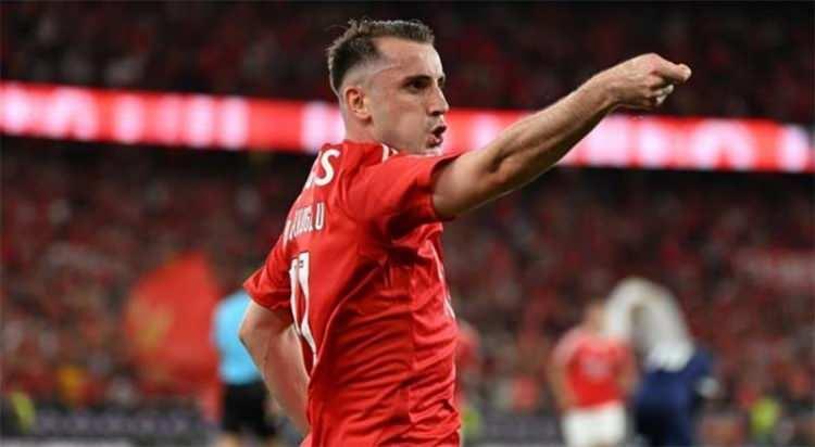 <p>Beşiktaş'ın Kerem Aktürkoğlu ısrarı sürüyor. Benfica'dan ayrılmak isteyen milli yıldız, Avrupa'dan beklediği teklifi alamazsa Beşiktaş'a 'Evet' demeye sıcak bakıyor.<br />
<br />
(FOTOMAÇ)</p>