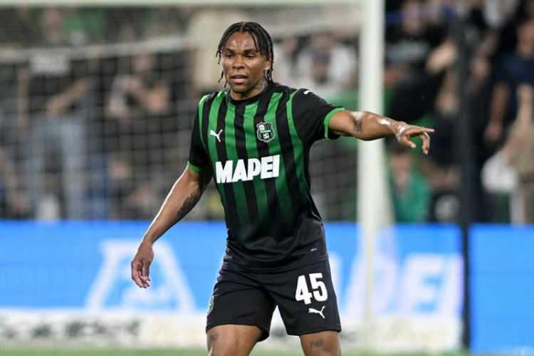 <p>Sol kanat oyuncusu arayan Fenerbahçe, Sunderland'e transferi iptal olan Sassuolo'nun Fransız yıldızı Armand Lauriente'yi gündemine aldı.<br />
<br />
Kanarya, Serie A takımıyla kısa süre içide temaslara başlayacak.<br />
<br />
(TAKVİM)</p>
