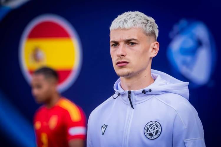 <p>Trabzonspor, U21 Avrupa Şampiyonası'nda öne çıkan genç orta saha oyuncusu Tomas Rigo için transfer hamlesi başlattı.<br />
 <br />
Galatasaray'ın da ilgilendiği oyuncu için teknik direktör Fatih Tekke onay verdi.<br />
<br />
Bordo mavililer, oyuncunun kulübü ve menajeriyle temaslara başladı.<br />
<br />
(FANATİK)</p>
