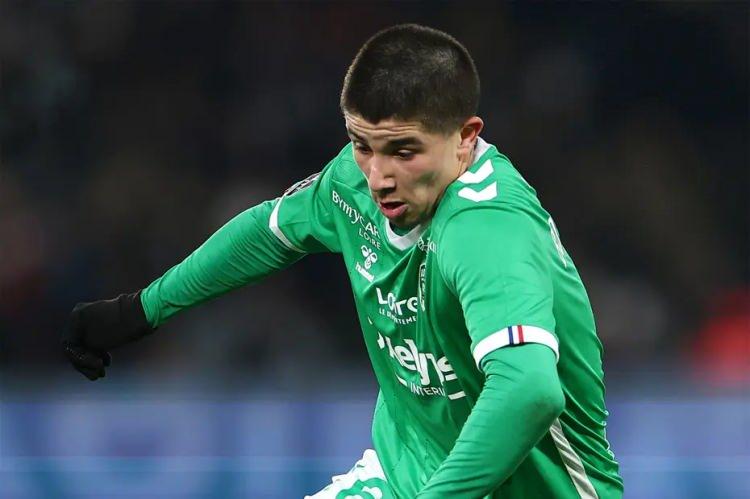 <p>Trabzonspor, St. Etienne forması giyen 23'lük orta saha Benjamin Bouchouari'yi kadrosuna katmak üzere.<br />
<br />
Fırtına, 3.5 milyon euro civarında bonservis bedeli ödeyerek transferi bitirecek.<br />
<br />
(AKŞAM)</p>