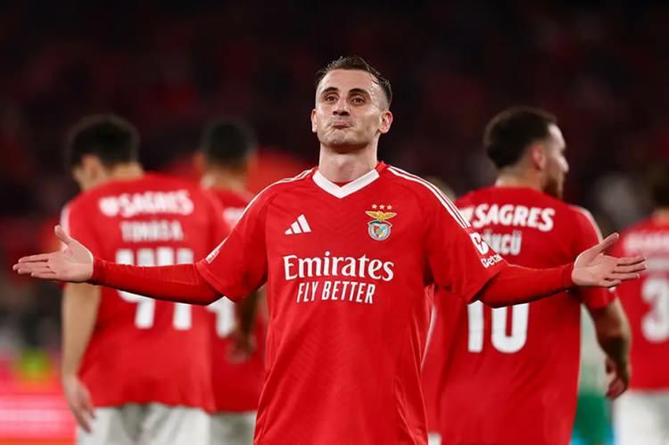 <p>Beşiktaş, Kerem Aktürkoğlu ile anlaşma sağladı. Siyah-beyazlı ekip milli futbolcu için Benfica ile satın alma opsiyonu konusunda masaya oturdukları iddia edildi.<br />
<br />
(FOTOMAÇ)</p>