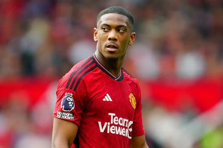 <p>Trabzonspor bonservisi elinde olan Anthony Martial'i transfer etmek için harekete geçti.<br />
<br />
Fransız forvetle ilk temas kurulurken, Martial Türkiye seçeneğine sıcak bakıyor.<br />
<br />
(FANATİK)</p>
