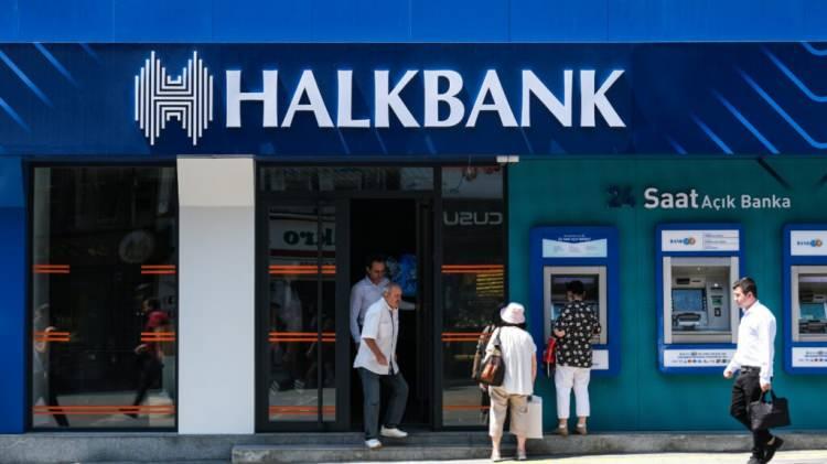 <p><span style="color:#B22222"><strong>13)  HALKBANK </strong></span><strong> |  12.000 TL</strong></p>

<p> </p>

<p>Banka internet sitesinde "<strong>Maaşını 3 yıl boyunca Bankamız aracılığıyla almayı taahhüt eden tüm SGK emeklileri 12.000 TL'ye varan promosyon ödemesinden faydalanabilmektedir."</strong> ifadelerini kullanıyor.</p>

