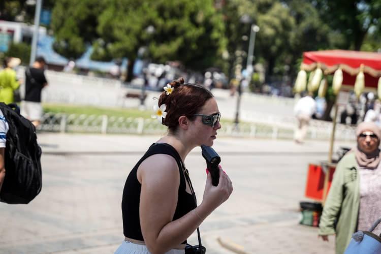 <p>El tipi ya da boyun vantilatörleri ile gezen turistler, ilginç görüntüler oluşturdu. </p>